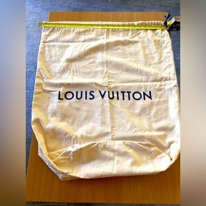 💯 Authentic Louis Vuitton dust bag.